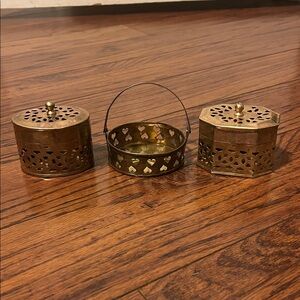 Lot of brass trinket holders.